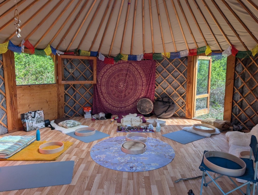 Tapis de yoga et tambours préparés pour la séance à l'intérieur de la yourte