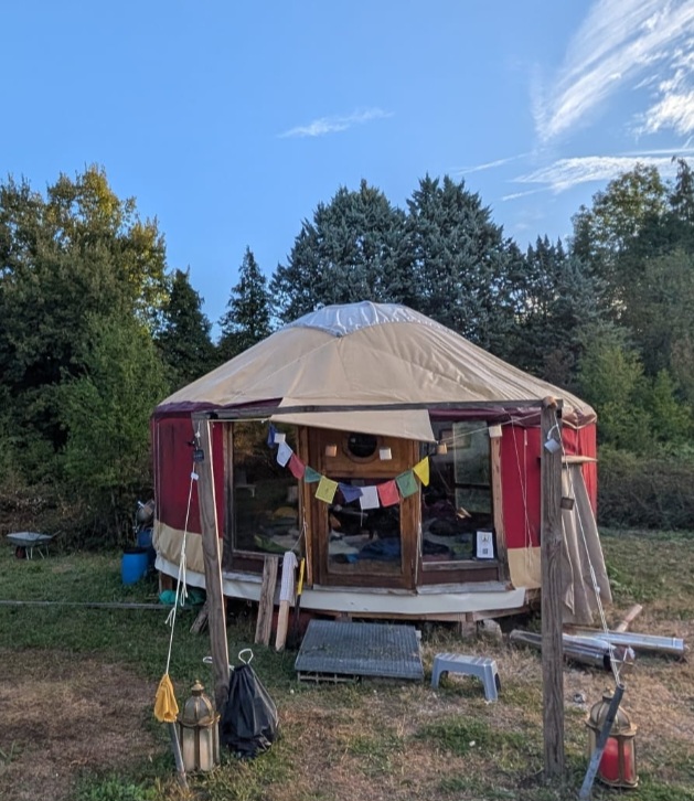 La yourte en soirée, lanterne allumée devant l'entrée