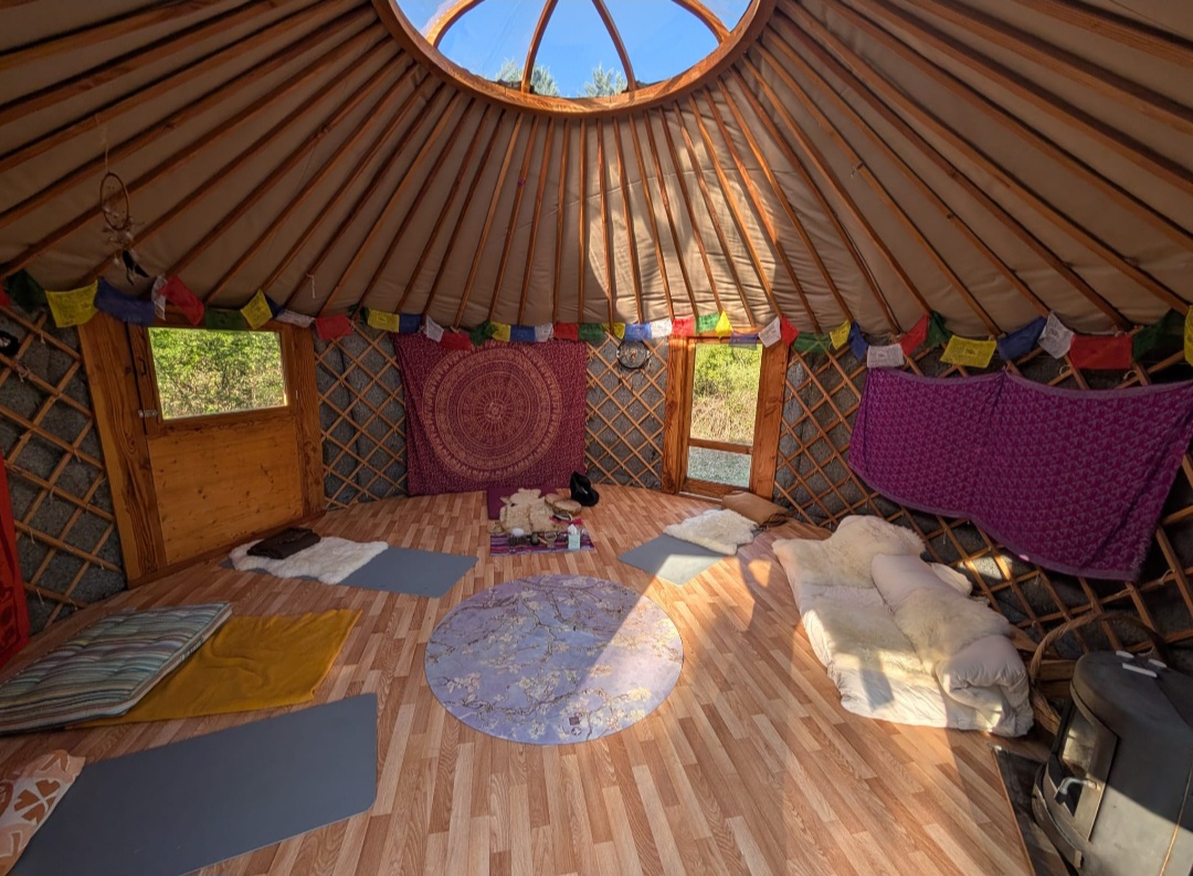 Intérieur de la yourte sous la coupole lumineuse, lieu des séances de yoga nidra et bain sonore