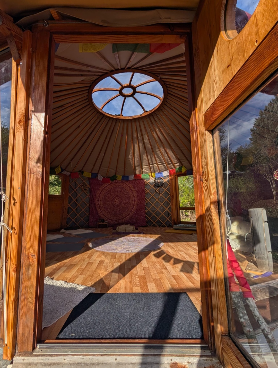 La yourte vue depuis l'entrée, porte ouverte sur l'intérieur