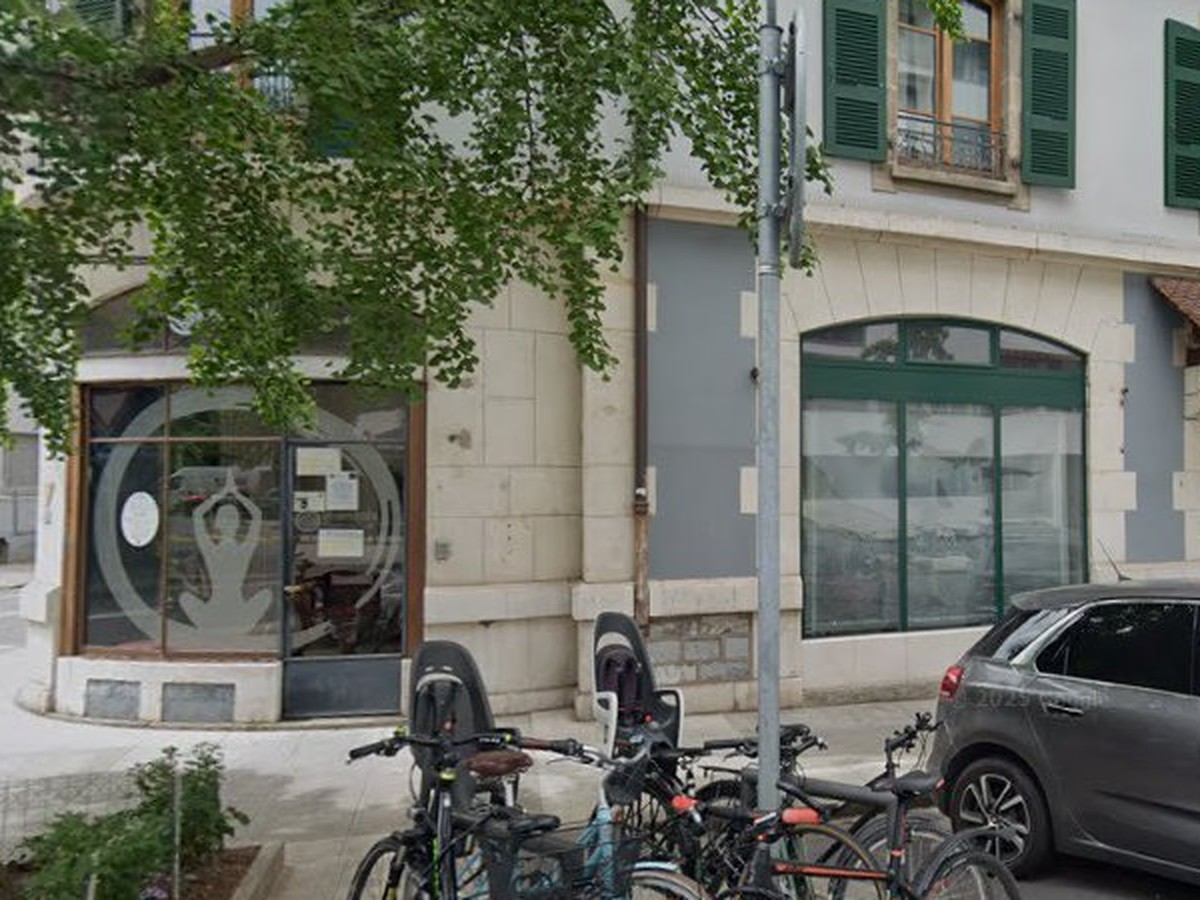 Entrée du Centre Shambala, devanture d'angle au 44 rue Caroline à Carouge