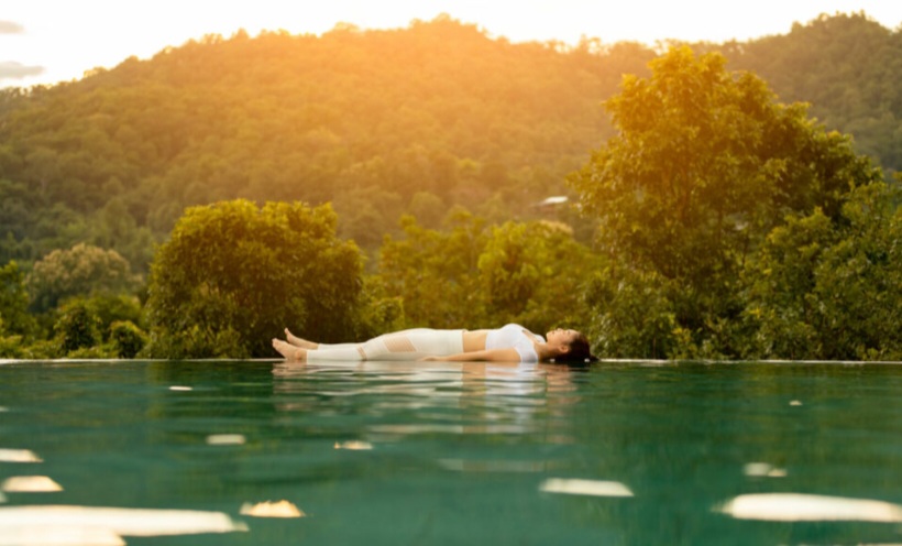 Personne allongée en relaxation profonde lors d'une séance de yoga nidra